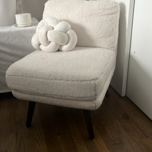 One white chunky net blanket
And a white not pillow - Picture 3 of 4